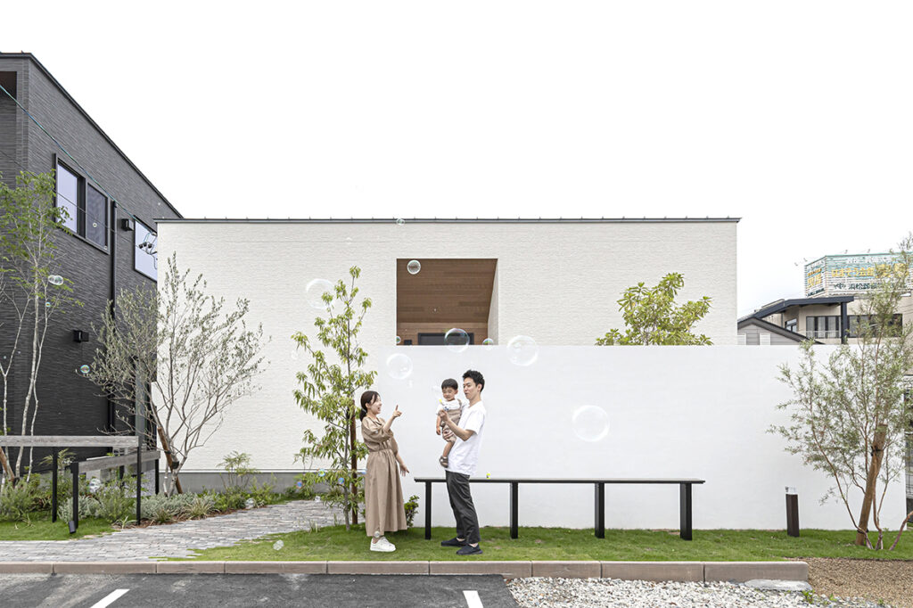 人気の白×木目に黒のアクセント
時を重ねても色褪せない、理想の住まい